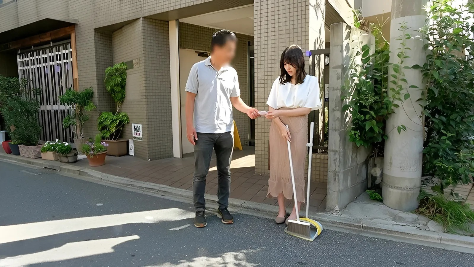 SORA-438 結婚記念日を近所の人たちと祝う