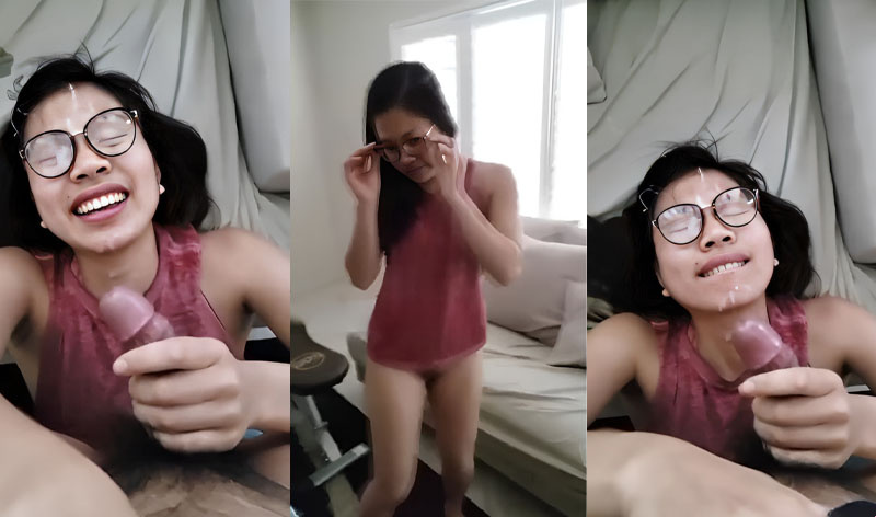 A la chica de gafas le encanta que le corran en la cara